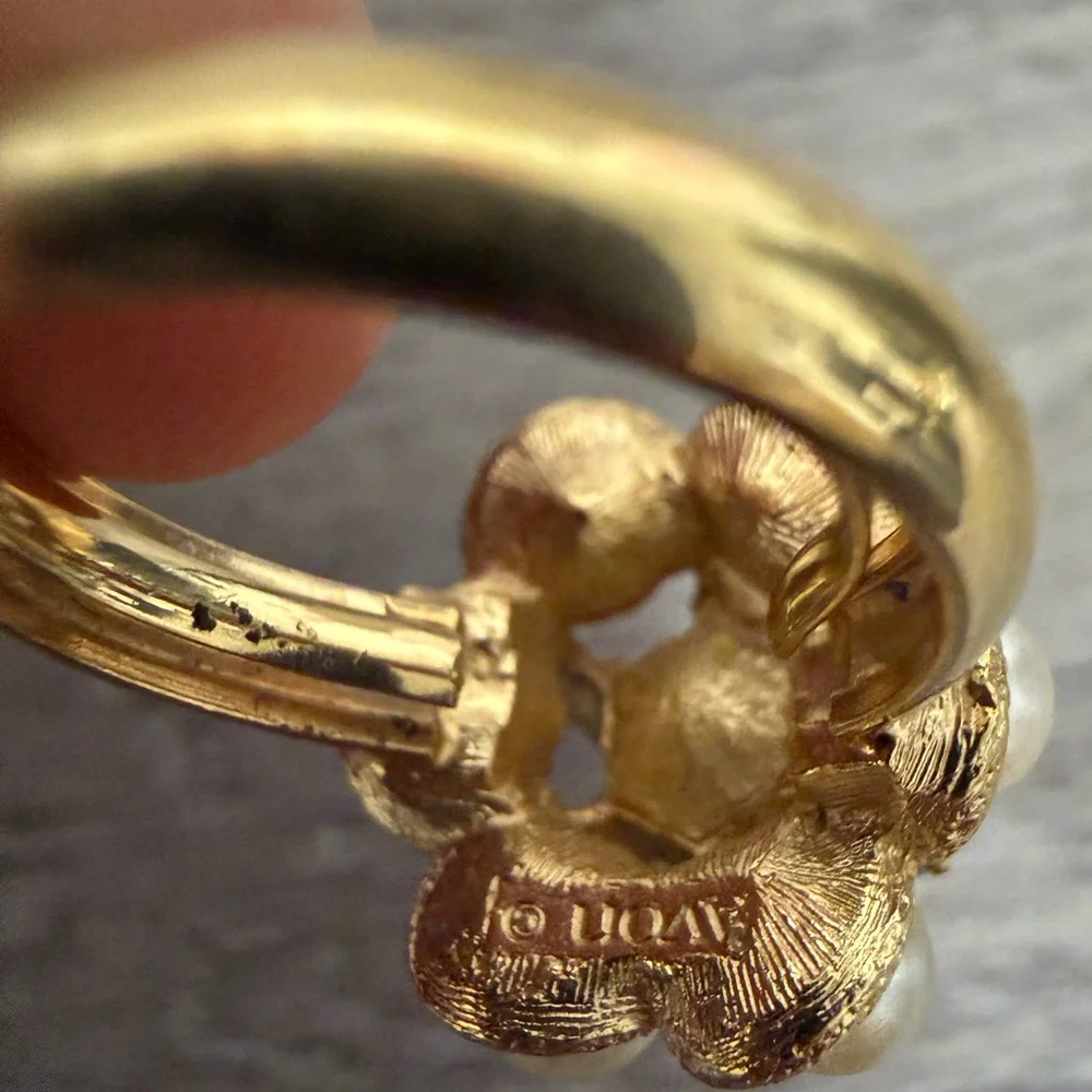 Elegant Gold Tone and Pearl Cluster Ring‎ size 5